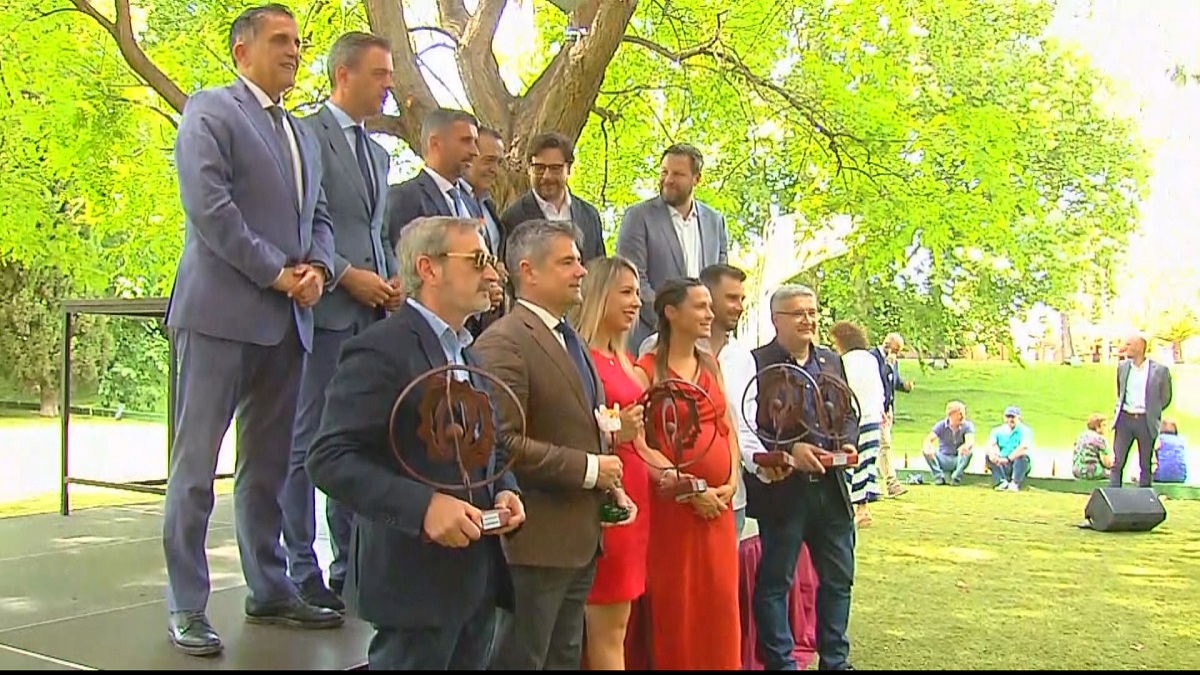 HoyTú reconoce a los hosteleros más innovadores y comprometidos de la Región

7tvregiondemurcia.es/hoytu-reconoce…