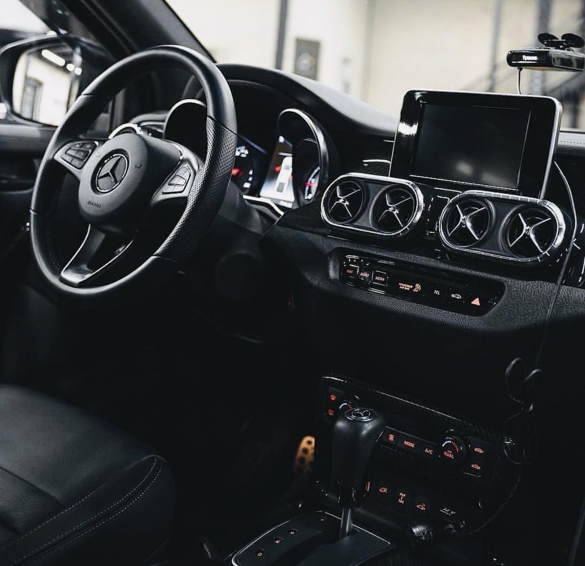 Elkrosmediahub's tweet image. Bruhhhh! The Benz X-class is everything man wants in a whip, and more😩 🥶