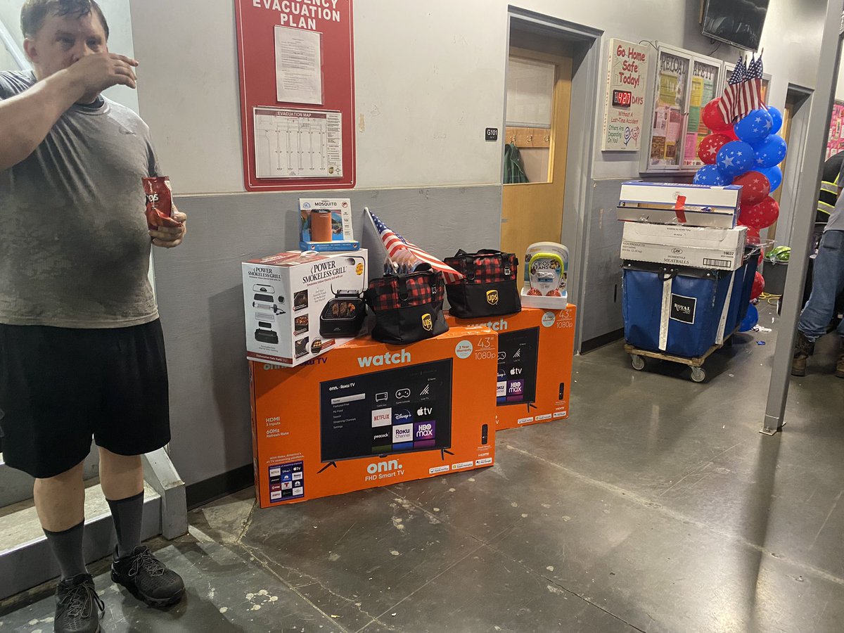 AbdulAb45258458's tweet photo. Team Willowbrook Memorial Weekend Attendance recognition. Chili Dogs and raffles….🇺🇸🇺🇸🇺🇸👏👏👏
#WillowbrookStrong
#WillowBest
#UPSProud
@SoCalLeaders 
@Buckeyes2231 
@Crystal84719509 
@UPSers 
@RedRiverUPSers https://t.co/iPfkVxLrO7
