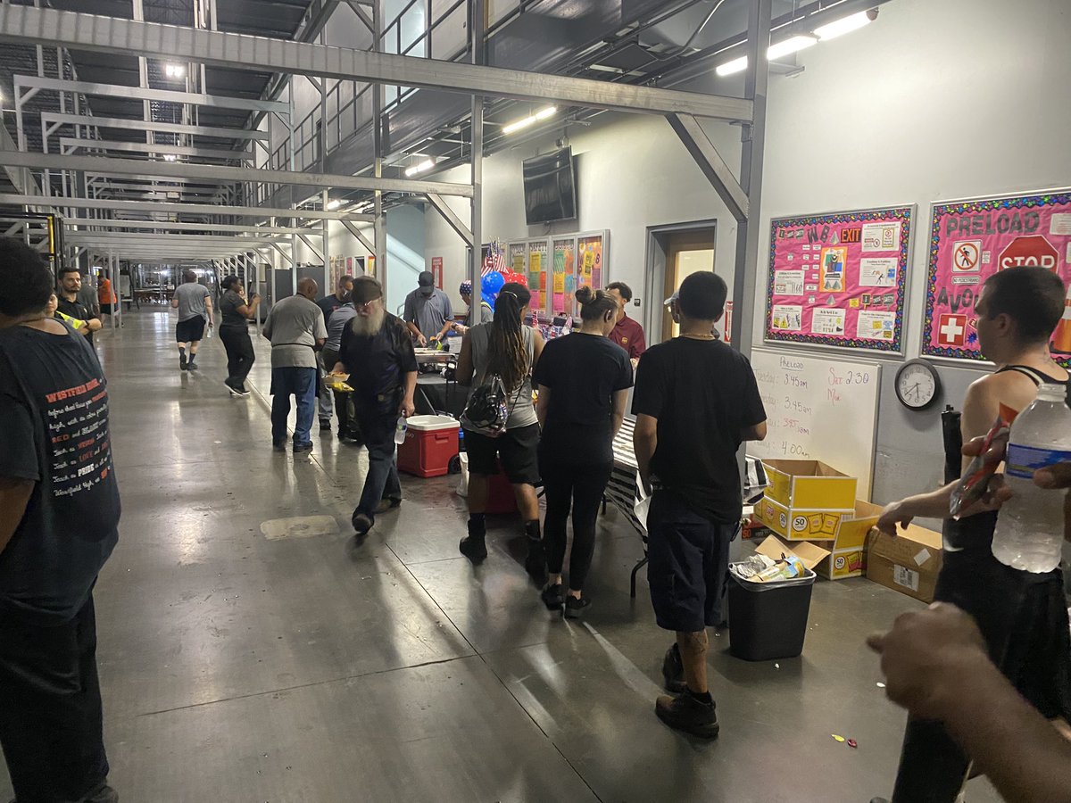 AbdulAb45258458's tweet photo. Team Willowbrook Memorial Weekend Attendance recognition. Chili Dogs and raffles….🇺🇸🇺🇸🇺🇸👏👏👏
#WillowbrookStrong
#WillowBest
#UPSProud
@SoCalLeaders 
@Buckeyes2231 
@Crystal84719509 
@UPSers 
@RedRiverUPSers https://t.co/iPfkVxLrO7