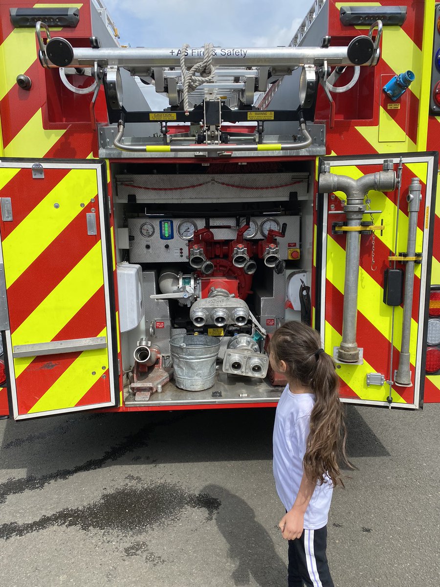 MissMurray2324's tweet photo. Having so much fun learning all about what it is like to work as a fire officer 🚒🧯#WoW #DYW @stmarysmaryhill  @oSTEMGlasgow https://t.co/DCsArxt3ns