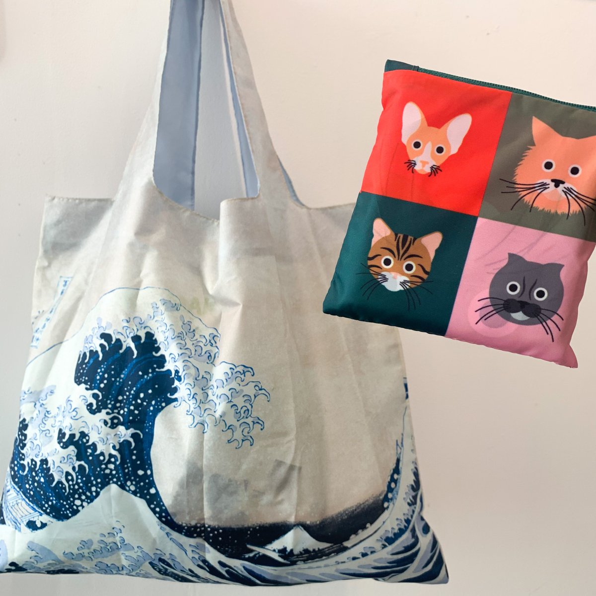 swaygallery's tweet photo. CARRY THE ART WITH YOU 🌊
Carry the eco-friendly reusable bag on any day! Each bag comes with a handy little pouch. 
Available in “Great Wave”, “Red Fuji”, and also adorable Cats &amp; Dogs!
https://t.co/R9GcTNLyoD
#swaygallery #ecobag #reusablebag #recycledbags https://t.co/xD8rfPyqpu