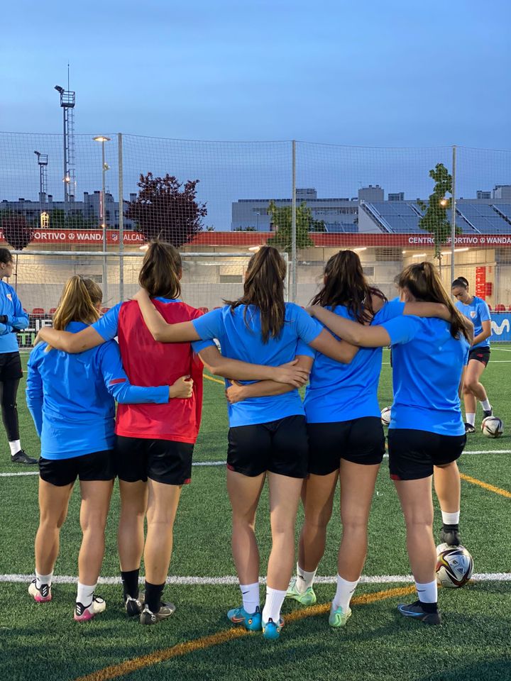 AthleticClubFem's tweet photo. 🔥 Gaur arratsaldean, hitzordu garrantzitsua Madrilen. Partido decisivo hoy para nuestro filial.

@MadridCFF B ⚔️ #AthleticClubFem B
🕗 20:00etan

👏 ¡Muchas gracias, @AtletiFemenino, por dejarnos entrenar ayer en tus instalaciones y por el trato recibido! 

#AthleticLezama  🦁 https://t.co/ZAbmMoPG30