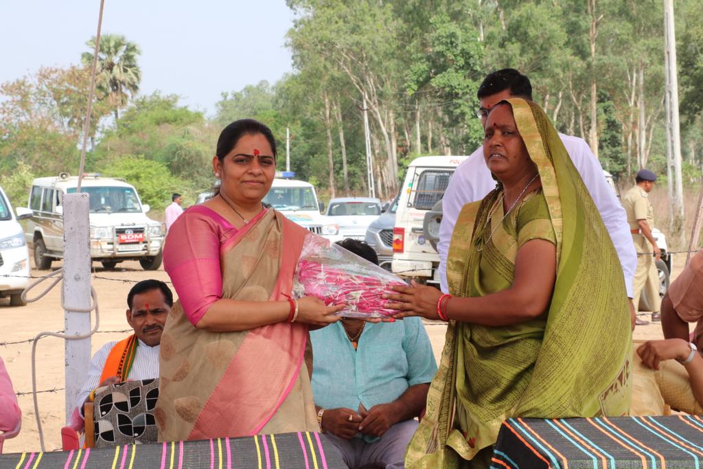 છોટા ઉદેપુર જિલ્લાના સિમલ ફળિયા, માલધી અને રાયસિંગપુર ગ્રામ પંચાયતના સંયુક્ત પ્રયાસ દ્વારા જાપાનીઝ મિયાવાકી પદ્ધતિથી તૈયાર કરેલ વધુ ઑક્સિજન આપતા વૃક્ષોના પાર્કની મુલાકાત લીધી અને વૃક્ષા રોપણ કર્યું.
<a href="/CMOGuj/">CMO Gujarat</a> <a href="/CRPaatil/">C R Paatil</a>  <a href="/BJP4Gujarat/">BJP Gujarat</a>