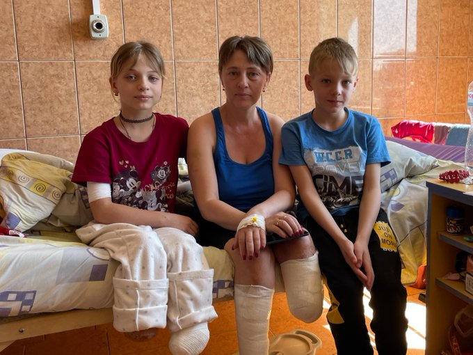 Nataliya y sus hijos Yaroslav y Yana resultaron heridos por el impacto de un misil en la estación de Kramatorsk mientras huían de los combates. 
Desde el comienzo de la guerra en #Ucrania, hemos contribuido a que más de 1,5 millones de niños tengan acceso a servicios médicos