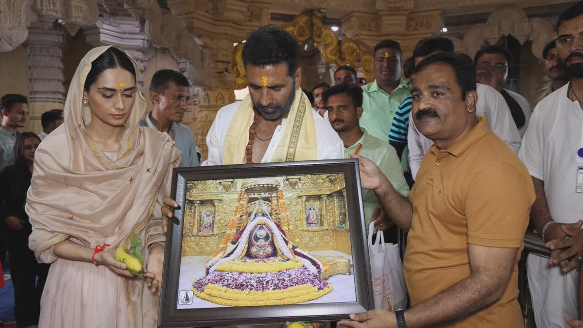 Today #AkshayKumar , #ManushiChillar & Dir #ChandraprakashDwivedi Visited Somnath Temple and Performed Someshwar Mahapujan for #SamratPrithviraj