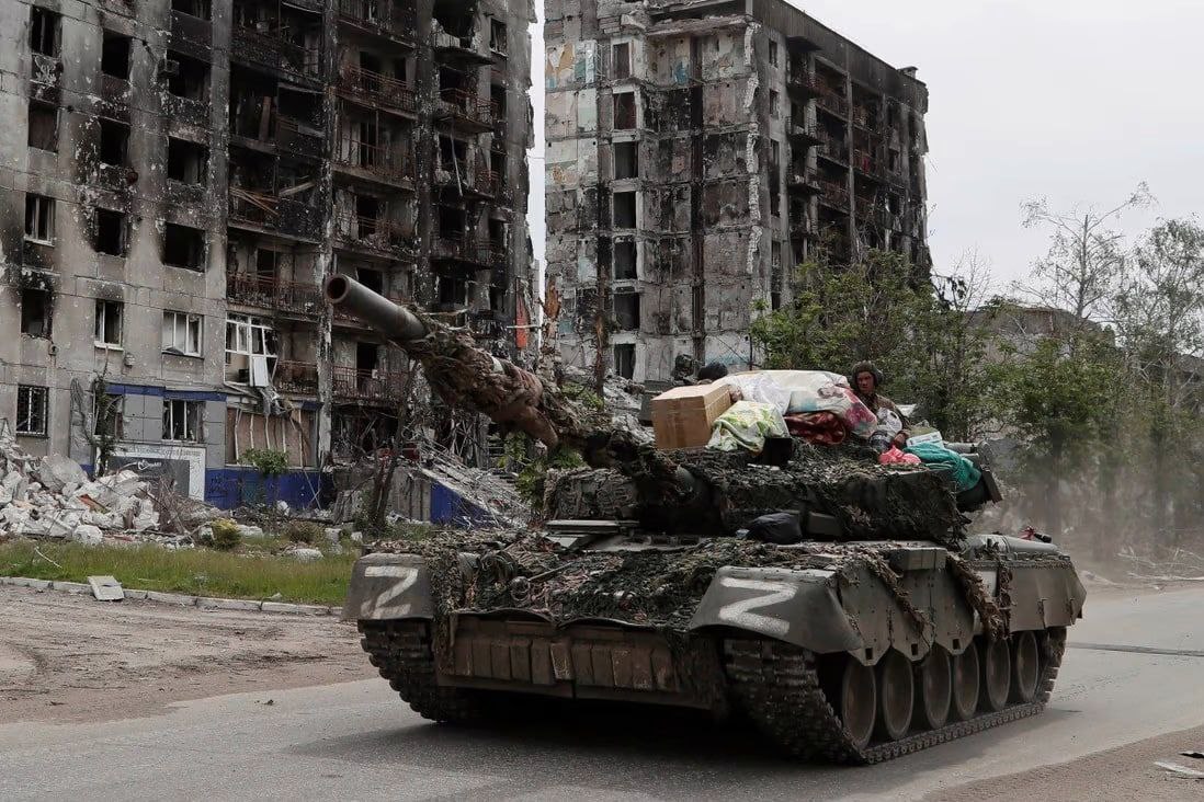 Ukraine_NowFr's tweet photo. 😡Photo Reuters : Des militaires russes conduisent un char dans la rue devant un immeuble résidentiel détruit dans l'Oblast de Louhansk, en Ukraine.  

Le char est entièrement rempli de butin.

#Thiefs #StopRussia https://t.co/rUppEBK0ac