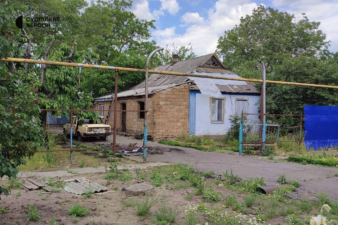 Ukraine_NowFr's tweet photo. 🔺Conséquences de la présence militaire de la Fédération de Russie sur le territoire de la région de Kherson : destructions et dégradations de maisons privées, dépendances, voitures.

Photo : Commandement opérationnel "Pivden". https://t.co/8MjUOY1iMo