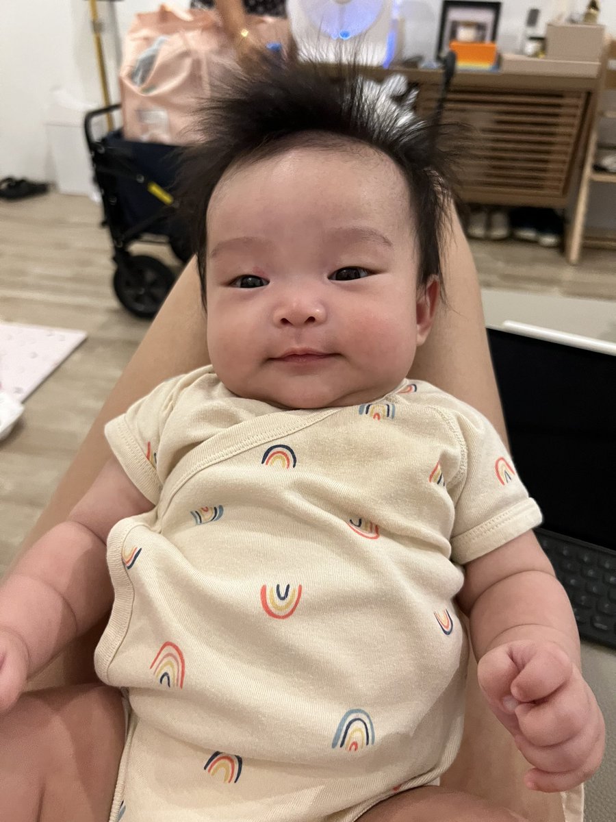 itsgillianjoy's tweet photo. the draining pain of mastitis but this is how you get greeted from her nap haaaaaay lyfff https://t.co/IOGwZEYK1z