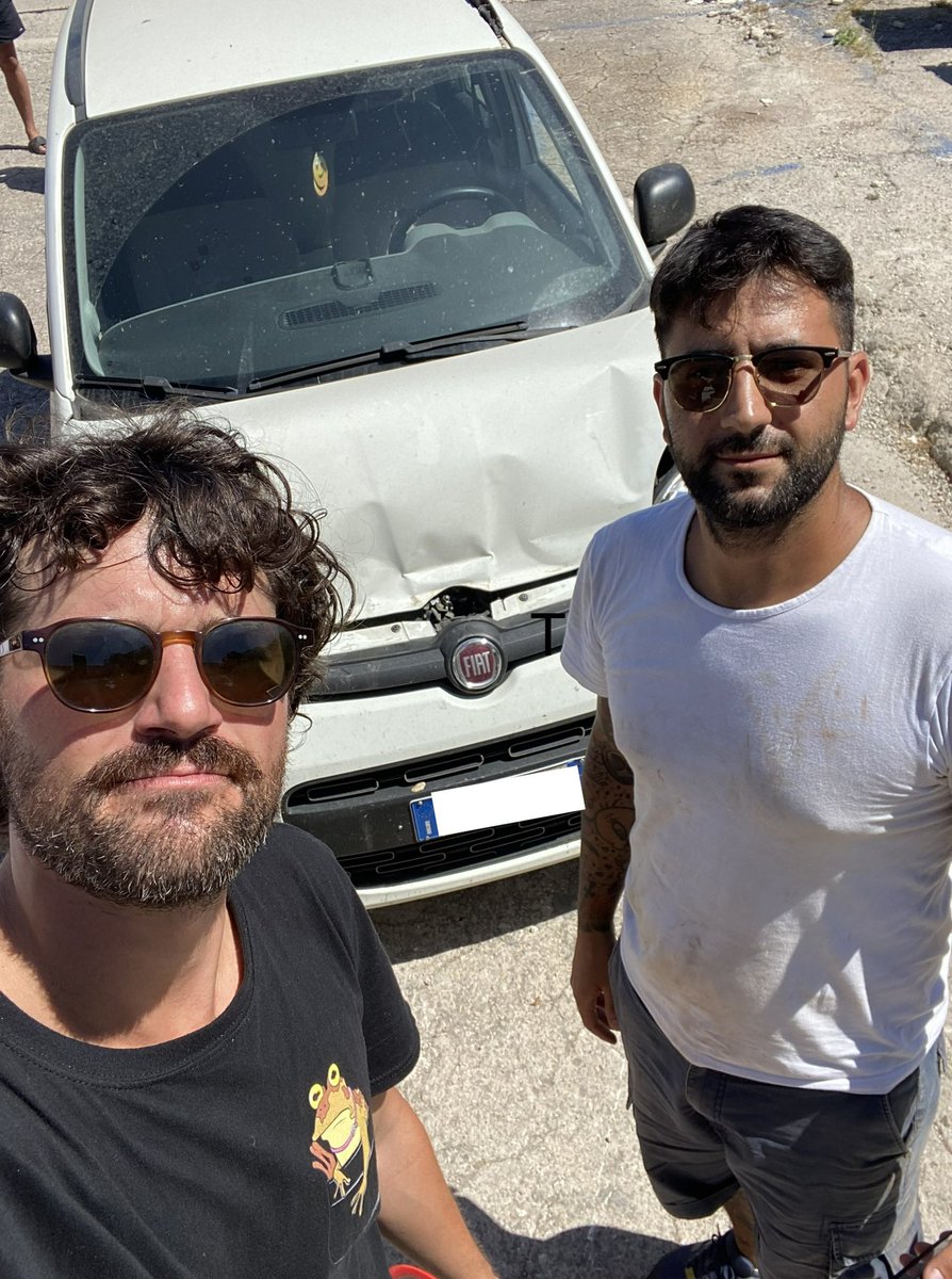 frankmatano's tweet photo. Oggi è un anno che questo ragazzo che non conosco mi ha sfondato la macchina facendo la retro ❤️ https://t.co/58CA8858bW