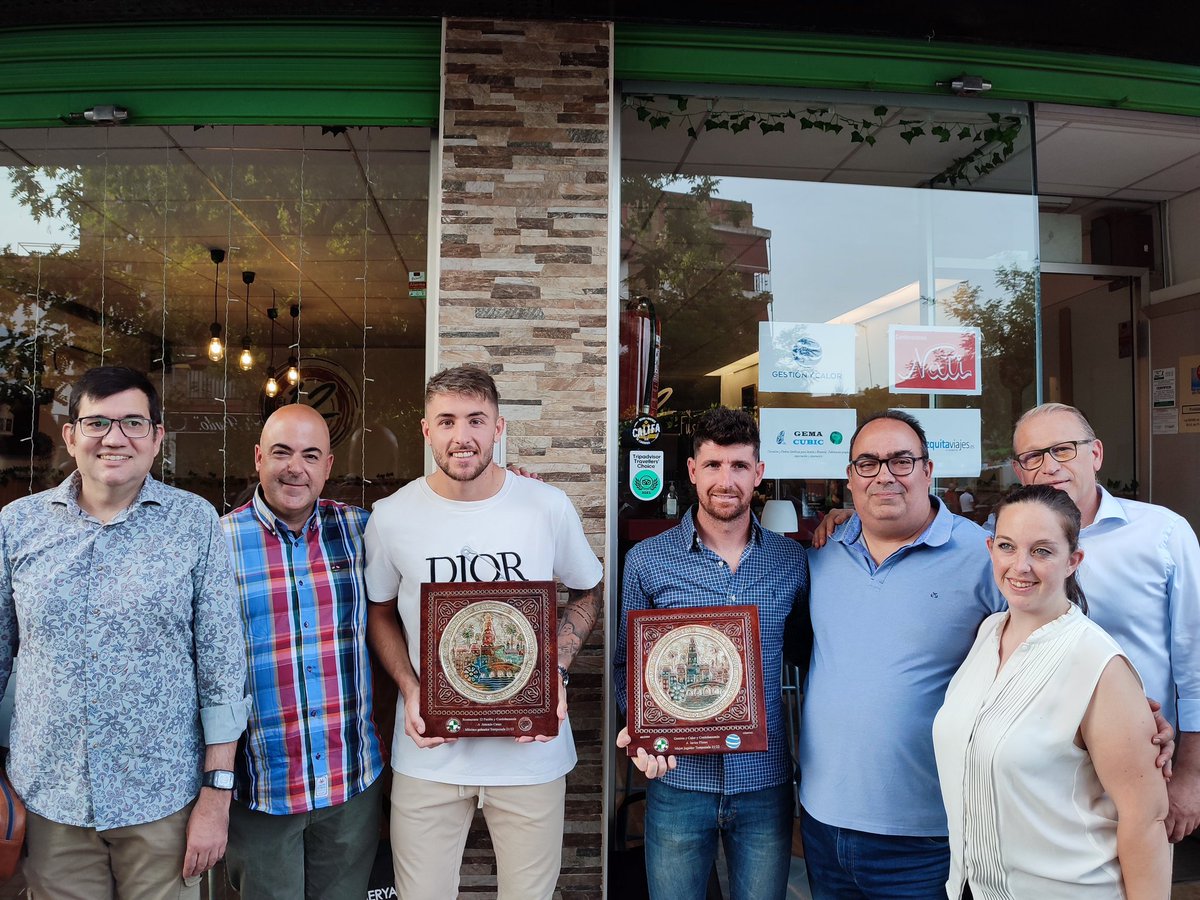 Cordobamania's tweet photo. El acto fue posible gracias a la donación de trofeos de @GestionyCalor @el12fusion y @MezquitaViajes y con la colaboración de @Conf_Nati y #gemacubic @doradocarmo . Mil gracias por hacer ésto posible y por hacernos tan felices. Precioso broche a una temporada inolvidable. https://t.co/SpfVEX1FXD