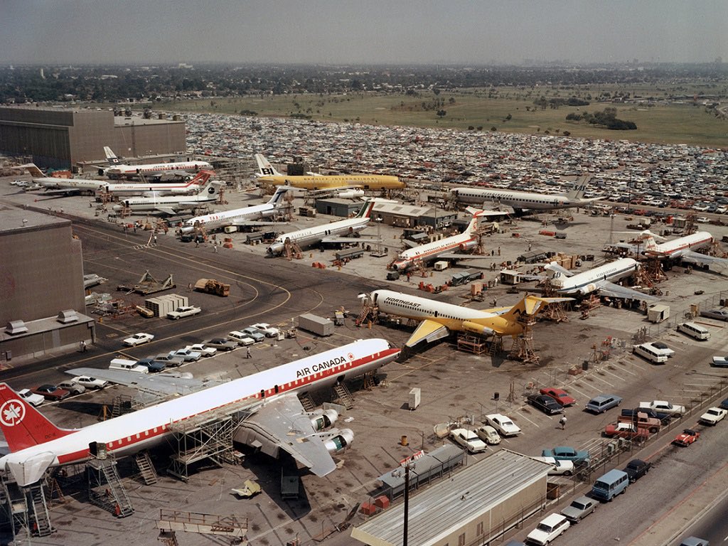 Long Beach verano 1967, boom en Douglas. A la derecha un DC-9/32 de Iberia. Por sus compañeros, debe ser el malogrado EC-BII  “Ciudad de Sevilla”, #148 en la cadena de producción, primer vuelo 19JUN67, y accidentado el 05MAR73 sobre Nantes por colisión con CV990 de Spantax.