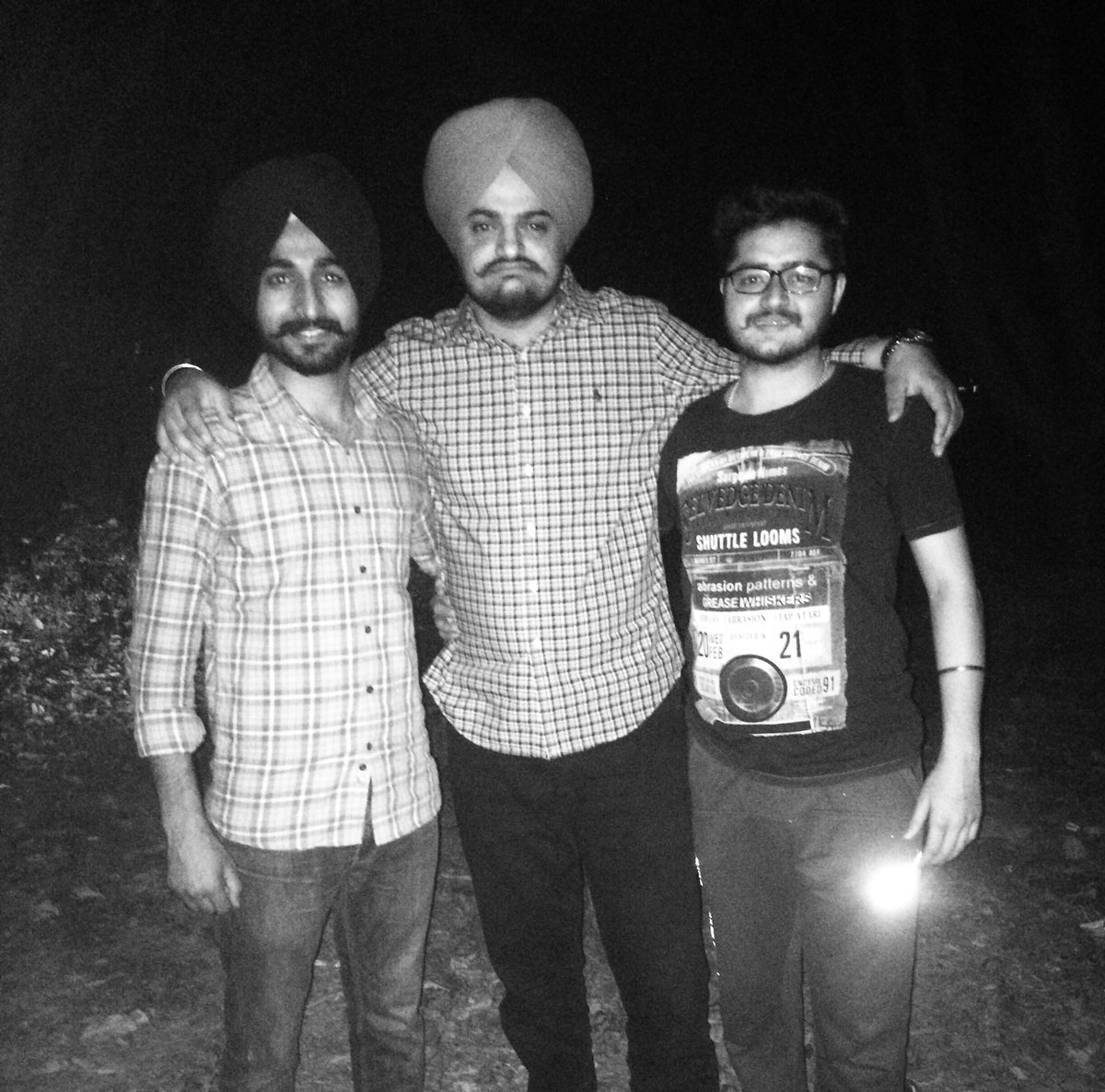 VarinderKhosa77's tweet photo. ਅੱਜ ਤੋਂ 4 ਸਾਲ ਪਹਿਲਾਂ ਪੰਜਾਬ ਯੂਨਿਵਰਸਿਟੀ ਵਿੱਚ ਬਾਈ ਨਾਲ ਮੁਲਾਕਾਤ ਹੋਈ। ਸਿੱਧੂ ਮੂਸੇਵਾਲਾ ਬਹੁਤ ਹੀ ਪੋਜੀਟਿਵ ਇਨਸਾਨ ਤੇ ਚੜ੍ਹਦੀ ਕਲਾ ਦਾ ਪ੍ਰਤੀਕ ਸੀ। ਉਹ ਸ਼ਕਸ, ਜੋ ਮਾਨਸੇ ਜਿਲ੍ਹੇ ਦੇ ਇਕ ਛੋਟੇ ਜਹੇ ਪਿੰਡ ਤੋਂ ਉੱਠ ਕੇ ਆਪਣੀ ਮੇਹਨਤ ਸਦਕਾ ਪੰਜਾਬੀ ਬੋਲੀ ਨੂੰ ਵਰਲਡ ਲੈਵਲ ਤੇ ਲੈਕੇ ਗਿਆ। ਪਰਮਾਤਮਾ ਮਾਪਿਆਂ ਨੂੰ ਸਬਰ ਦੇਵੇ।ਅਲਵਿਦਾ ਵੀਰ🙏 https://t.co/tTPIDyRwV2