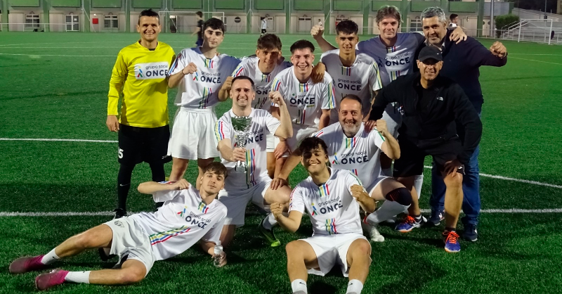 ONCE_oficial's tweet photo. El #GrupoSocialONCE se hace con su primer título masculino en la Liga de las Empresas @futbolempresas 

¡¡Enhorabuena compañeros!! 👏👏
@Fundacion_ONCE @ILUNION