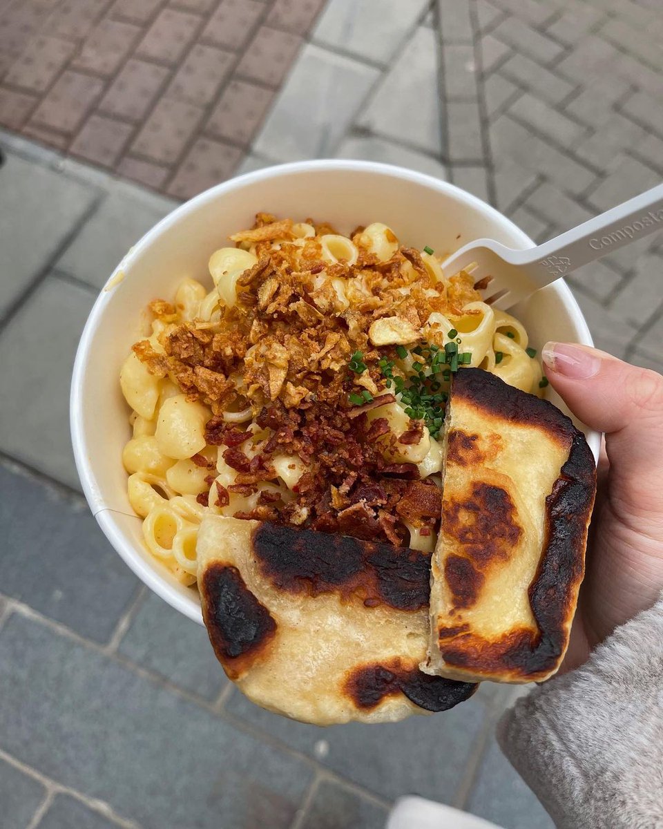 Mac- Attack! 😋 🧀

Mac &amp; Cheese with Pancetta, Chives and Crispy Onions and Garlic Flatbread by @toffs_pasta at @finzelsreachmarket

📸 @eatoutwithliv

#bristol #bristolfoodie #bristolfoodies #bristolfoodnetwork #bristoleats #bristolfood #bristolfoodanddrink