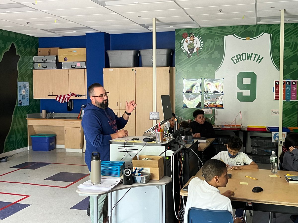 MiddleGuilmette's tweet photo. Last week at GMS, students were given the opportunity to meet guest speaker Jonathan Grondin. Jonathan is a shoe designer from New Balance, who came into Mr. Viellieu STEAM lab to discuss the design process. Our students got to see latest models of various sneakers! https://t.co/EXN6sG3L0T