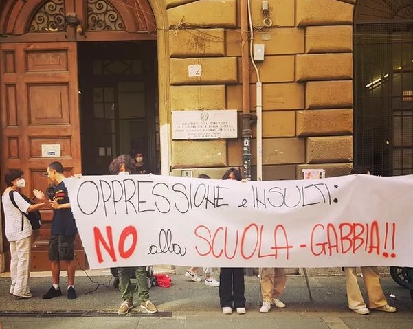 contropiano's tweet photo. Roma. “No alla scuola gabbia”, conferenza stampa all’Albertelli
#Osa #studenti #Roma #scuolagab bia #conferenzastampa #Albertelli
https://t.co/ZBehyuRg9p https://t.co/nz2AOPyi8h