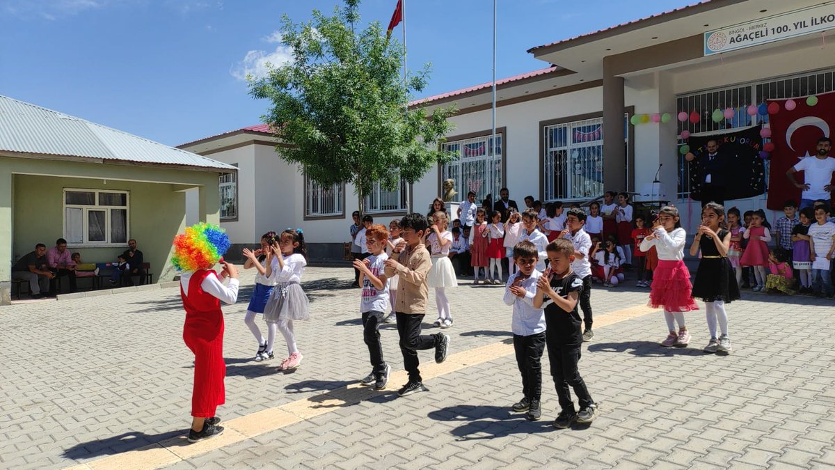 AgaceliI's tweet photo. Yıl sonu etkinlikleri kapsamında 1.sınıf öğrencilerimizin okuma bayramı ve 4.sınıf öğrencilerimizin mezuniyet törenini gerçekleştirdik. "Çocuk Gülerse dünya güler. "@bingolmem @halilyucel60 @yusuf_tokus @halukcakan12 https://t.co/3E2aRXcZ5h