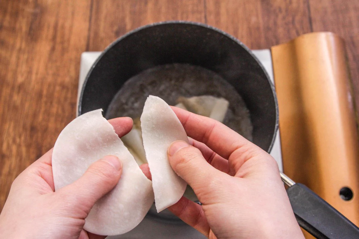 余った餃子の皮を美味しく消費出来そう！餃子の皮を使った、ワンタン風スープレシピ！