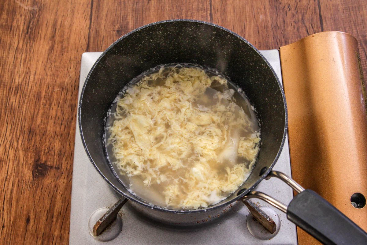 余った餃子の皮を美味しく消費出来そう！餃子の皮を使った、ワンタン風スープレシピ！