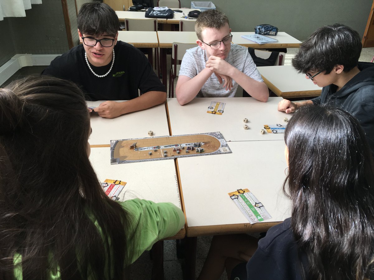 LaSalleLaSeu's tweet photo. Els alumnes de Cultura Clàssica aprenen continguts sobre el circs romans amb el joc de taula “Chariot Race” de @MasQueOca #ABJ #ProjecteJoc #espectaclesromans https://t.co/QN47ZTkCBT