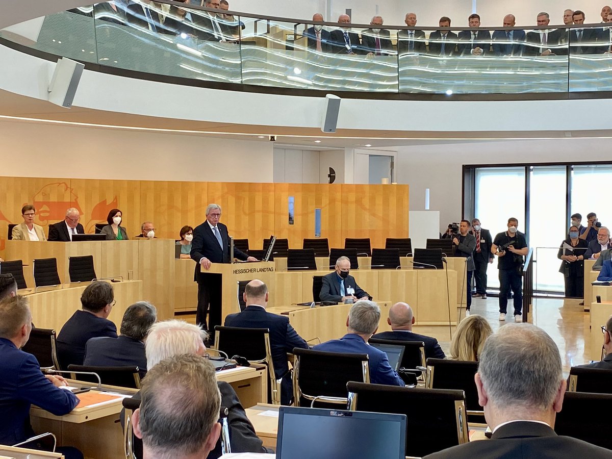 Die letzte Rede von #VolkerBouffier im <a href="/Landtag_Hessen/">Hessischer Landtag</a>, nachdem er offiziell vom Amt des Ministerpräsidenten der <a href="/RegHessen/">Staatskanzlei Hessen</a> zurückgetreten ist. 12 erfolgreiche Jahre für Hessen gehen damit zu Ende - wahrlich eine politische Ära.