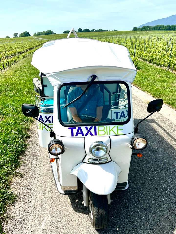 NewInZurich's tweet photo. We recently stayed at the newly renovated @BristolGeneva & went for an amazing wine 🍷 Tour via e-TukTuk from @TaxiBike . Read all about it here: https://t.co/n3UHVAHxfS @GeneveTourisme #compresso @1000Switzerland #Switzerland https://t.co/B6yv1UV6rp