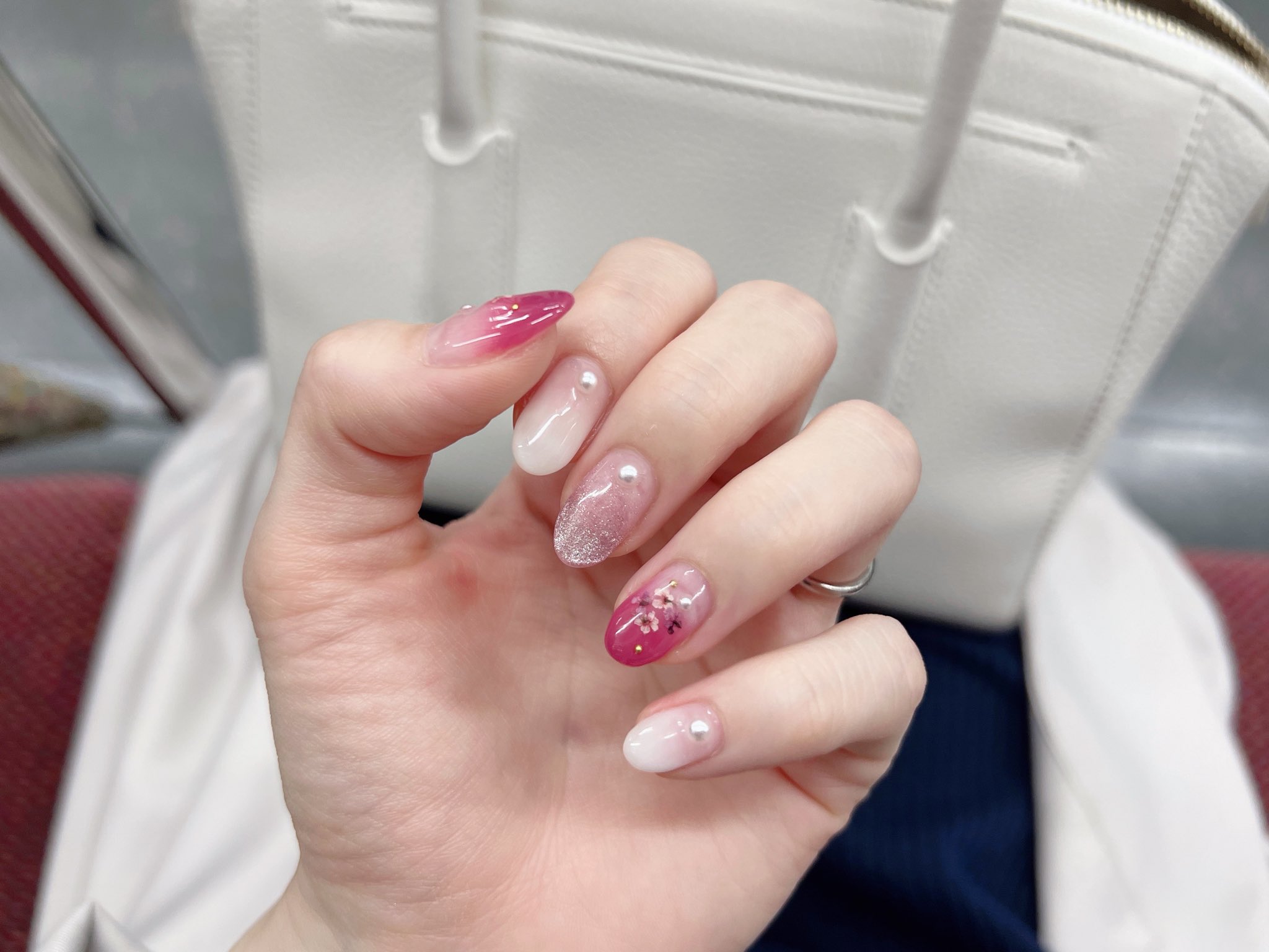 襟 クリアウィンター 前回のネイル 投稿し忘れてた ピンク 白 お花パーツ 友達がやってた黄色 白 お花パーツネイルがあまりに可愛くて触発されて 黄色挑戦すれば良かったなw ラメの部分は安定のマグネットネイル ピンクネイル クリア