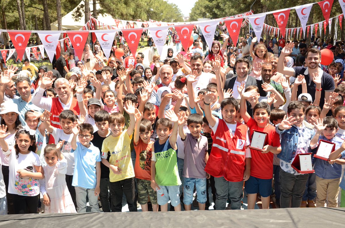 Hayalinizdeki oyuncağı atık malzemelerle gerçeğe dönüştürebilir misiniz? 🤔

💭 “Hayalimle Dönüşen Oyuncak” projemizin ilk lansmanını Elazığ'da gerçekleştirdik. Projemiz kapsamında ilk ve ortaokul öğrencileri hayallerindeki oyuncakları atık malzemelerle gerçeğe dönüştürdü.