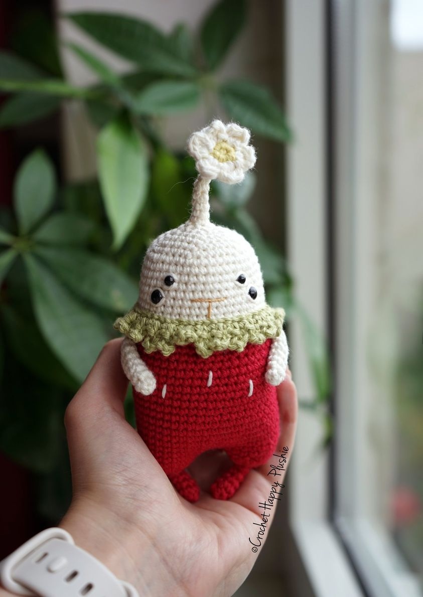 Finally it's here. 🍓Check out this cute little sprite's pattern on my #Etsy and website. 🌱 10% off for a limited time on Etsy with code STRAWBERRIES22 ! etsy.me/3LWL1BK

#amigurumi #amigurumidoll #crochet #ganchillo #handmade #amigurumis #haken #art #handmadeart