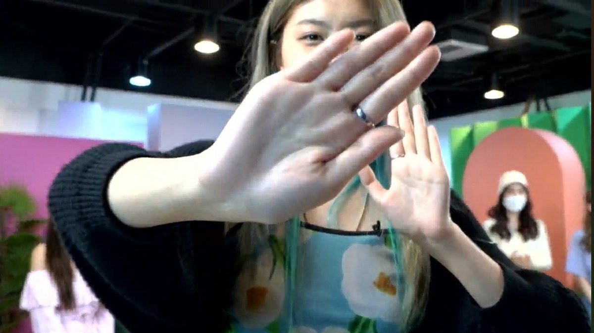 A_fz12345678910's tweet photo. ไลฟ์เมื่อวานสนุกมากๆ เลย ดีใจที่ได้เห็นเรากลับมายิ้ม ทำหน้างงๆ ได้แล้วนะเจ้าแสบ🥰🥰🥰🥰🥰🥰🥰
#ViewBNK48 #ViewKMNTD
#SameworldwithViewKMNTD https://t.co/3ZPeVWFNZO