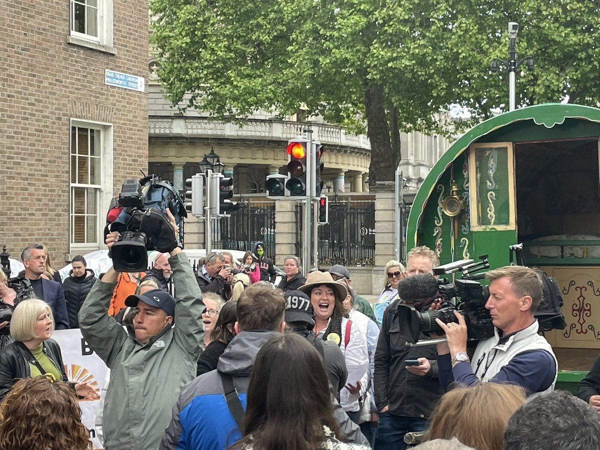 Singing seems a really positive healthy way to begin a protest regarding #MentalHealth #TravellerMentalHealth