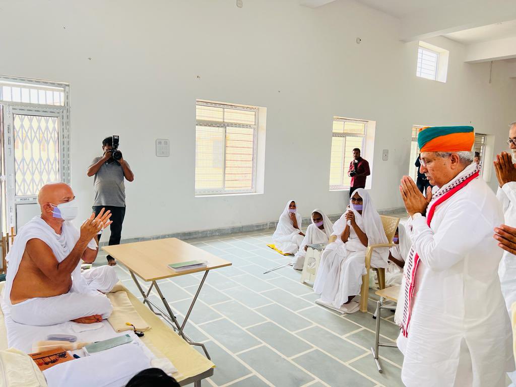 arjunrammeghwal's tweet photo. आज संसदीय क्षेत्र बीकानेर के गाढवाला गाँव में साध्वी प्रमुखा विश्रुत विभा जी के सानिध्य में जैन श्वेताम्बर तेरापंथ धर्मसंघ के एकादशम अधिशास्ता आचार्यश्री महाश्रमण जी के दर्शन करके आशीर्वाद व मार्गदर्शन प्राप्त किया। https://t.co/bk2gdaaH3C