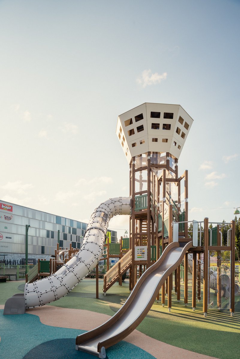 Kultajuhlien kiipeilyinto puhuttaa edelleen. Olisiko aikuisille suunniteltu kiipeilyväline turvallinen vaihtoehto? Kuvassa Kuopiossa sijaitseva Puijon torni-teemainen leikkiväline. #kultajuhlat #iihfworlds2022