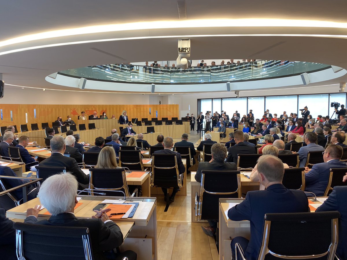 Im Namen der Fraktionen von <a href="/cdu_hessen/">CDU Hessen</a> und <a href="/gruenehessen/">Die Grünen Hessen</a> hat <a href="/ines_claus/">Ines Claus</a> soeben <a href="/Boris_Rhein/">Boris Rhein</a> zur Wahl für das Amt des #Ministerpräsidenten vorgeschlagen.
Weitere Vorschläge wurden nicht eingereicht. Nun erfolgt die Wahlhandlung. 6️⃣9️⃣ Stimmen sind für eine Mehrheit notwendig.