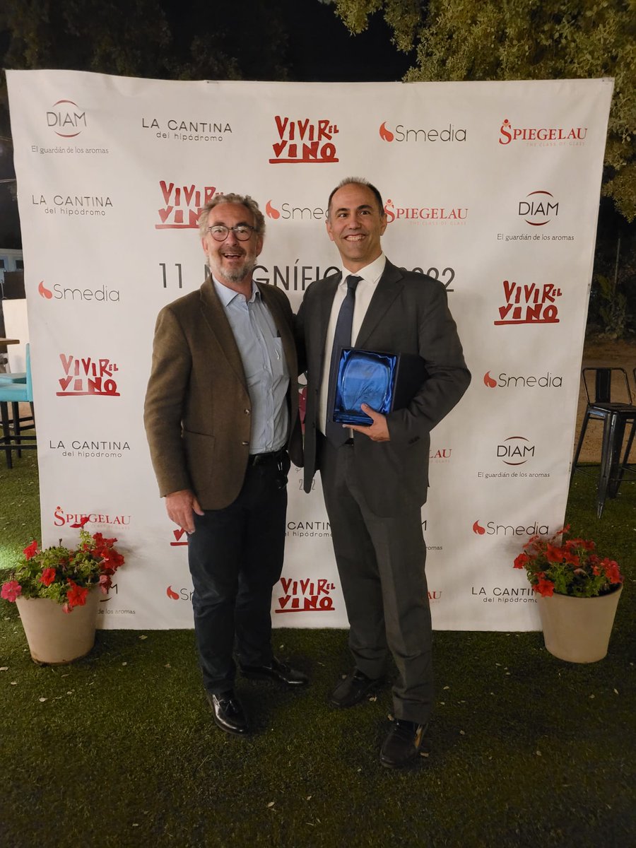 PrimarCom's tweet photo. Anoche se presentó la 'Guía 365 Vinos' de @vivirelvino_ y los premios #11Magníficos. Uno de ellos fue #Manzanilla #Solear Bicentenario como #MejorGeneroso.
Acompañamos en la velada a Ignacio Morán, director comercial nacional de @barbadillo y Román Olivar, delegado comercial. https://t.co/WglCqcmGgq
