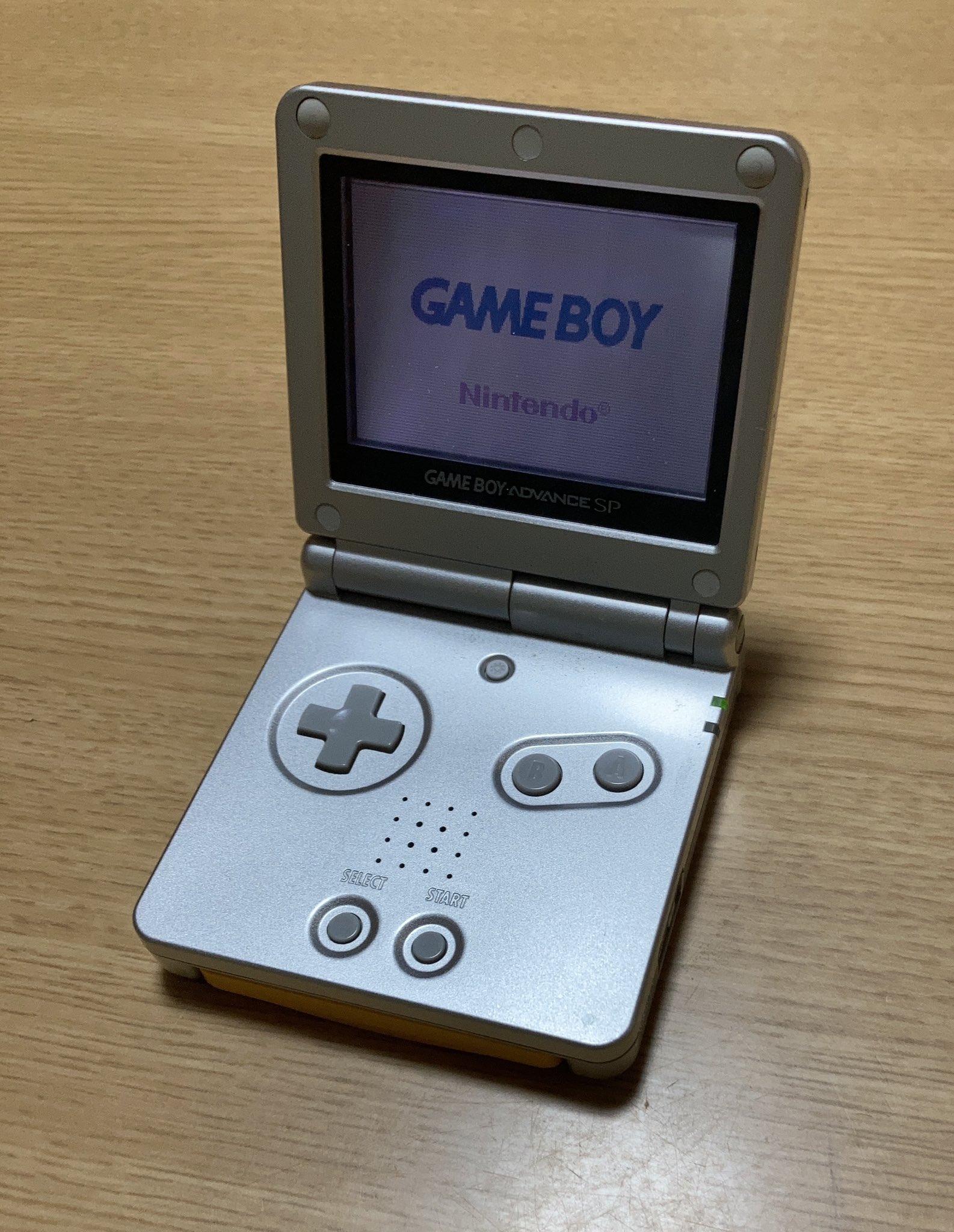 تويتر Stv360 على تويتر ゲームボーイアドバンスspを知らない友達に見せると なにこれ Ds って言われる ゲームボーイアドバンス ゲームボーイアドバンスsp T Co 2kf0mfhns5