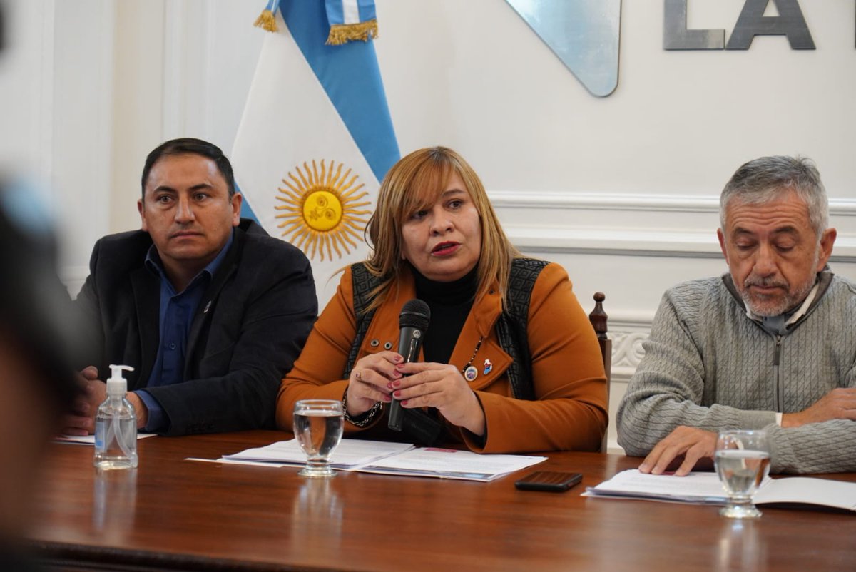 lr_trabajo's tweet photo. 🔴Lanzamiento Programa #Intercosecha
El Gob. Nacional a través del @MinTrabajoAR en articulación con la Provincia y municipios posibilita que los #trabajadores temporarios del sector agrario que se encuentran inactivos reciban una asistencia económica de $10.000 durante 4 meses👇 https://t.co/uCF21Esq6h