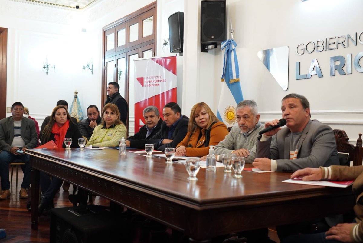 lr_trabajo's tweet photo. 🔴Lanzamiento Programa #Intercosecha
El Gob. Nacional a través del @MinTrabajoAR en articulación con la Provincia y municipios posibilita que los #trabajadores temporarios del sector agrario que se encuentran inactivos reciban una asistencia económica de $10.000 durante 4 meses👇 https://t.co/uCF21Esq6h