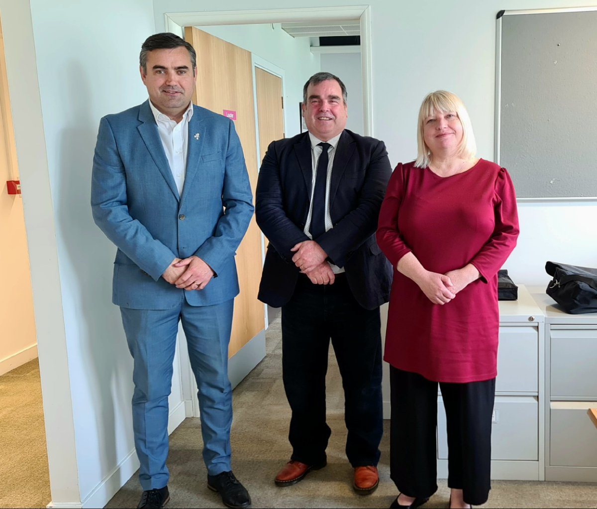 Good to have a catch-up with the new leadership team at <a href="/RenCouncil/">RenCouncil</a>, @CllrNicolson and his deputy @aqualine34.
Despite the difficult financial climate the council had an excellent track record in the last 5 years which was rewarded with an increase in vote share &amp; councillors.