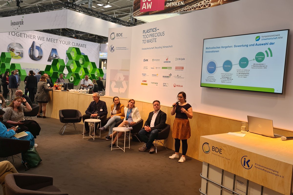 KNUW_NRW's tweet photo. Auf der @IFATworldwide präsentiert unsere Kollegin @KWilkskamp heute die Innovationsradare 🌱 Green Economy made in NRW 💚 Best Practices der #Ressourcenwende zeigen #ColFerrox, @CovestroDE &amp; @FraunhoferILT Zu unseren Innovationsradaren 👉 https://t.co/WF3dHVRQ4G #Klimawende https://t.co/0EDg7pDbrs