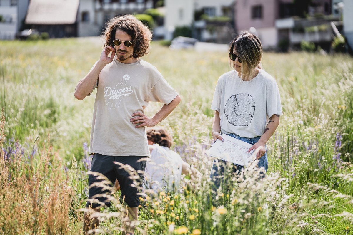 AllanEcology's tweet photo. We've really missed in-person teaching through the pandemic, it was great to take our undergraduates to our #PaNDiv experiment in Münchenbuchsee, Switzerland to give them a taste of field ecology last week! 📷: Hugo Vincent https://t.co/zmCPH06vGi