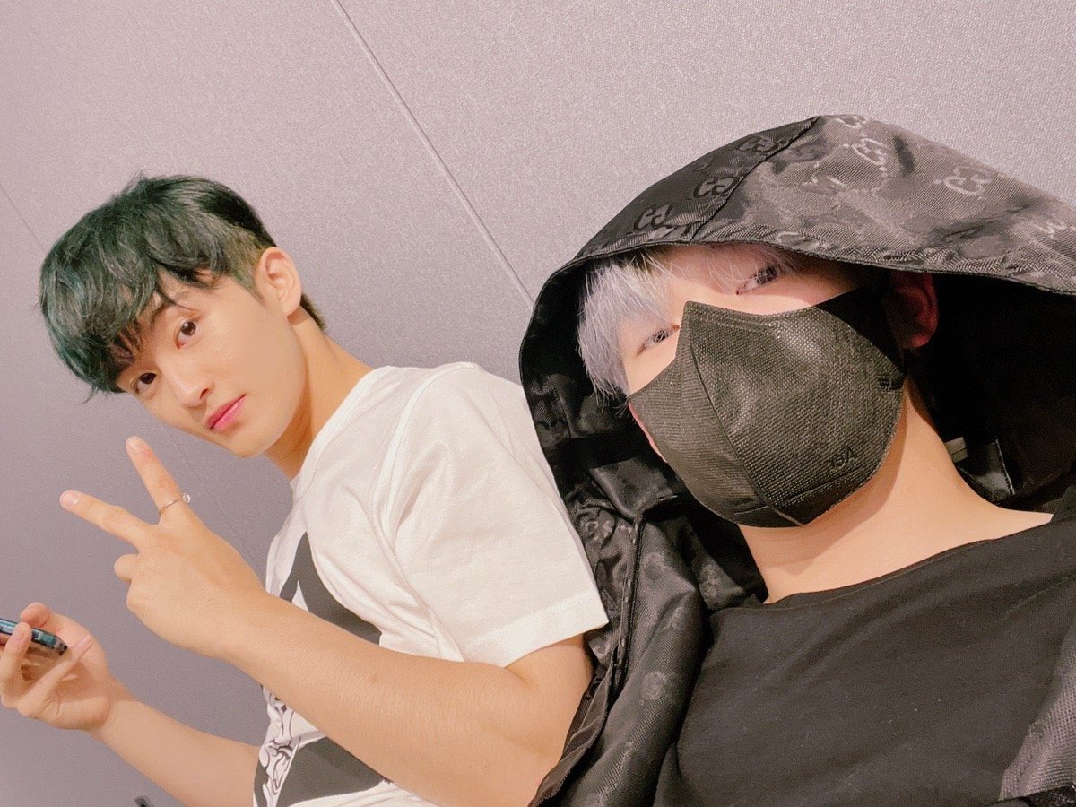 LMKFEED's tweet photo. #mark on chenle’s weibo 🐯🐬 https://t.co/St89fjkdAI