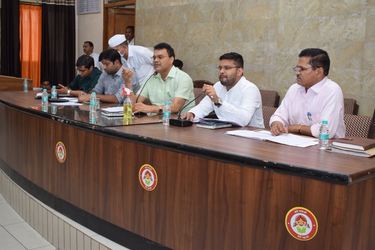 जिला पंचायत सभागार में गौसरंक्षण तथा पशु क्रूरता निवारण समिति की  बैठक आयोजित की गई।बैठक में निराश्रित गौवंश हेतु स्थायी एवं अस्थायी गौवंश आश्रय स्थल की प्रगति की समीक्षा करते हुए एसडीएम व अधिशासी अधिकारियों को निर्देश दिये कि निराश्रित गोवंश सडकों पर घूमते हुए नही दिखने चाहिए।