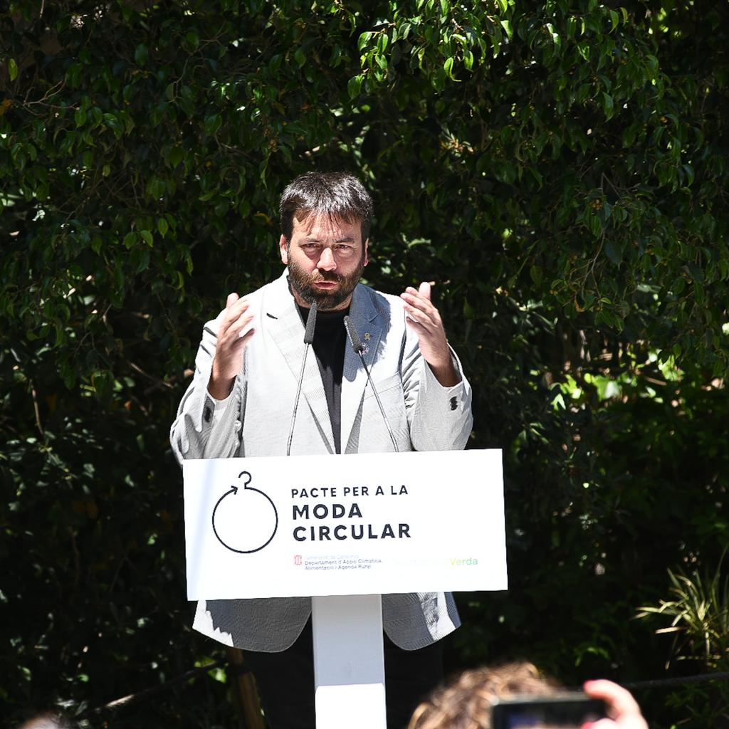 residuscat's tweet image. Assistim a la Signatura del #PactePerLaModaCircular.

💬 &quot;Som en un moment clau. Calen canvis urgents en el model de producció i consum del tèxtil.&quot;

💬 &quot;Objectiu: d&apos;un 12% de recollida selectiva de #ResidusTèxtils a un 25% el 2024.&quot;

@TeresaJorda @isaacperaire @accioclimatica