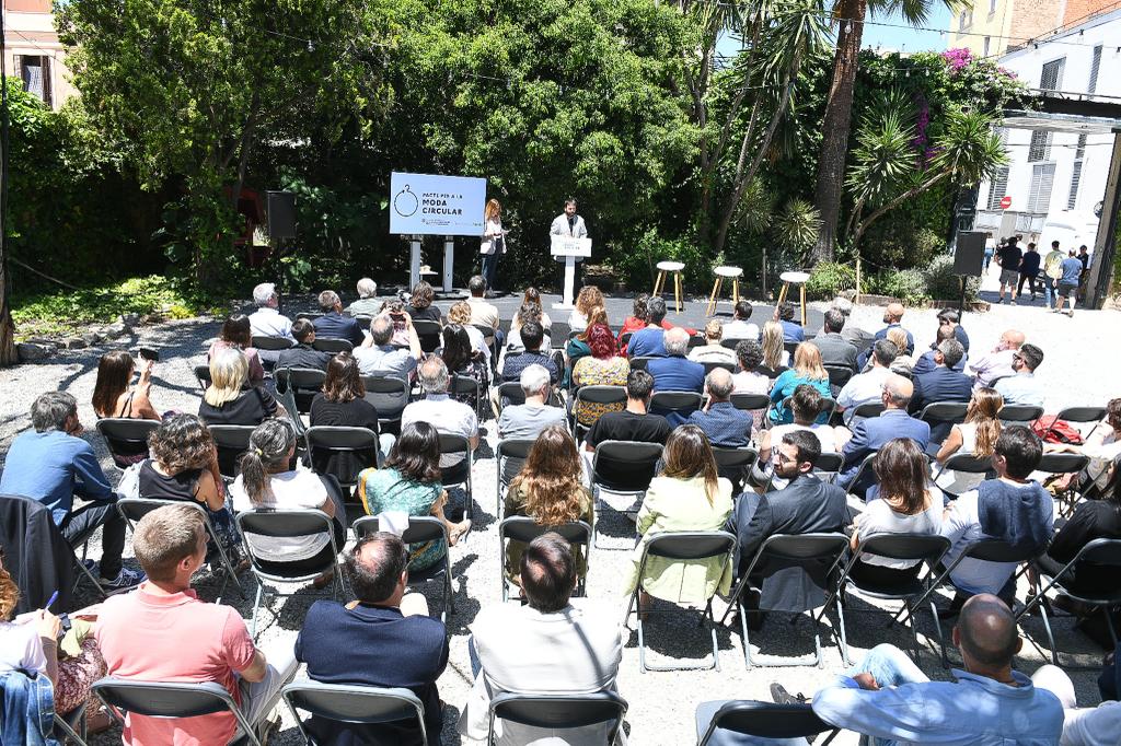 residuscat's tweet image. Assistim a la Signatura del #PactePerLaModaCircular.

💬 &quot;Som en un moment clau. Calen canvis urgents en el model de producció i consum del tèxtil.&quot;

💬 &quot;Objectiu: d&apos;un 12% de recollida selectiva de #ResidusTèxtils a un 25% el 2024.&quot;

@TeresaJorda @isaacperaire @accioclimatica