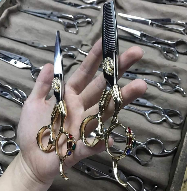 We are Manufacturer and Exporter of Hairdressing scissors, Barber Razors, Safety Razor, Barber Capes, Eyebrow/Eyelash Tweezers, And other Barber &amp; Beauty Surgical instruments.

We do offer Custom logo, Customized Colors, Customized Design and Packaging included in the order.