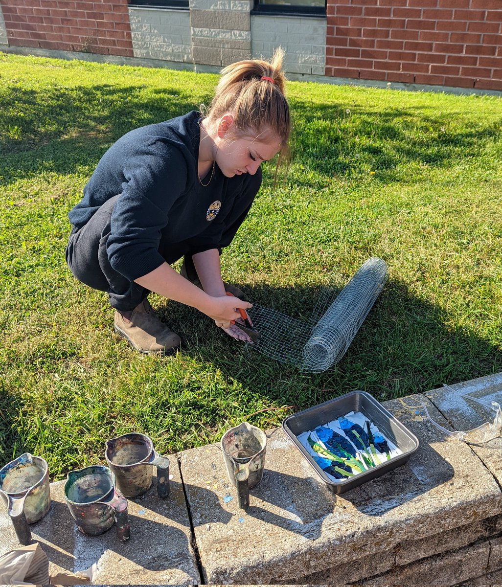 Art class outdoors! We've been waiting all semester for this! ☀️🎨🎉 #mosaics  #murals #collaboration #community 
#artsed