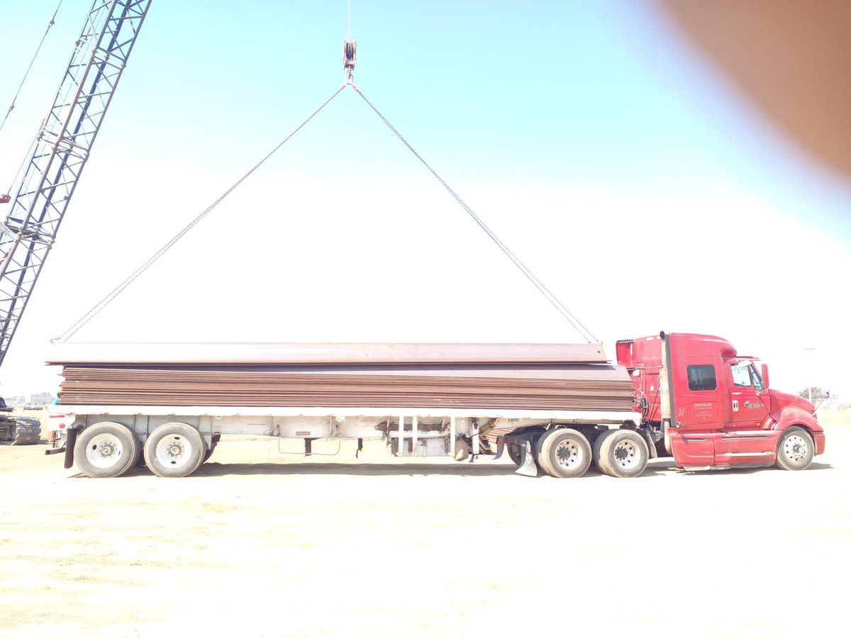 TradeAcero's tweet image. Maniobra de Descarga de plataforma #Tablestaca Metálica.