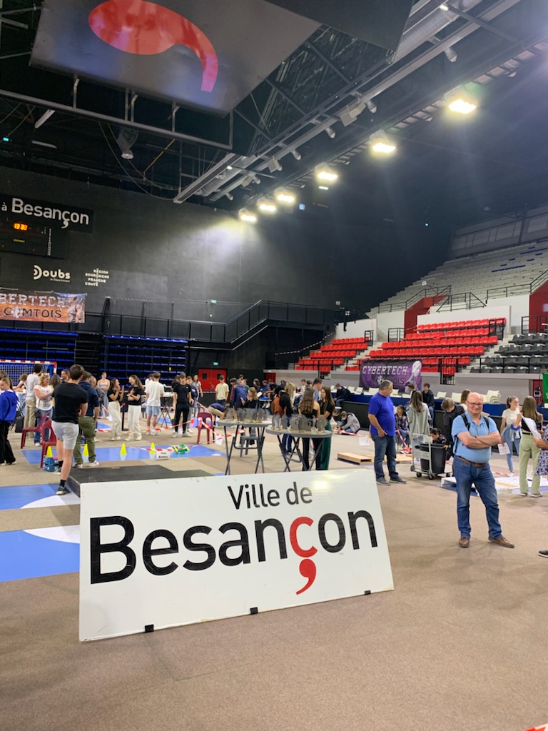 acbesancon's tweet photo. Plus de 800 collégiens sont réunis aujourd'hui au Palais des sports de @villedebesancon pour la finale du concours de robotique #Cybertech_Comtois 2022 !
Au programme : des ateliers et des défis à relever !
#robotique_educative #réalite_virtuelle #intelligence_artificielle https://t.co/SQ0NdT5AGg